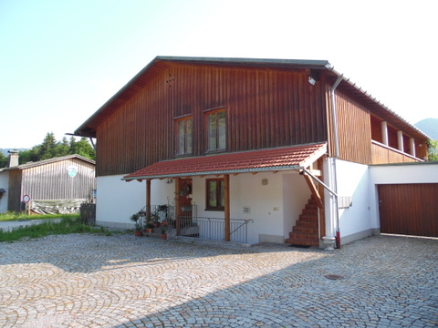 Hausansicht Bayern - Lenggries Mehrfamilienhaus Solides Mehrfamilienhaus am Sylvensteinsee